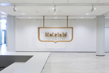 Helsinki-tunnus kaupungintalon aulassa.