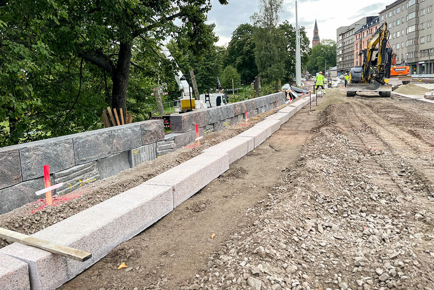 Työt etenevät. Vasemmalla tukimuuria ja reunakiveä.