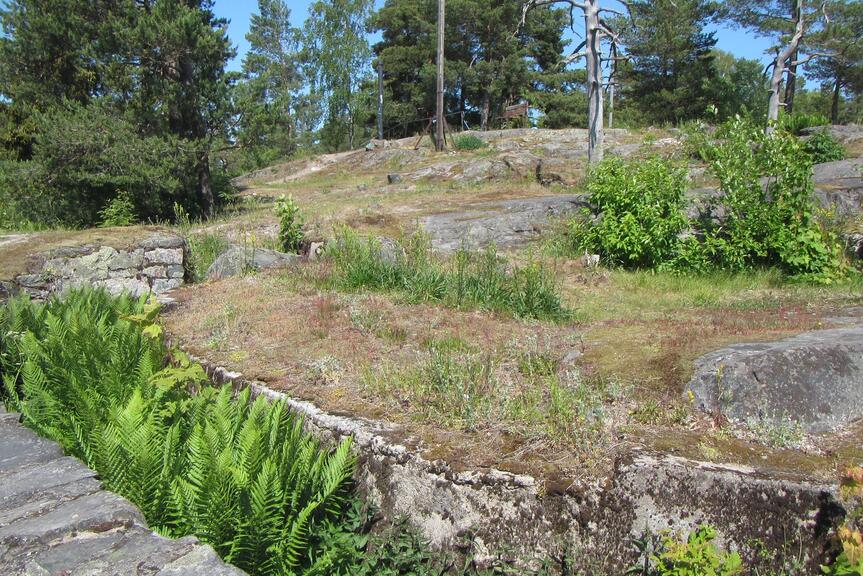 Kallioketoa ja linnoitusrakenteita Patterimäellä.