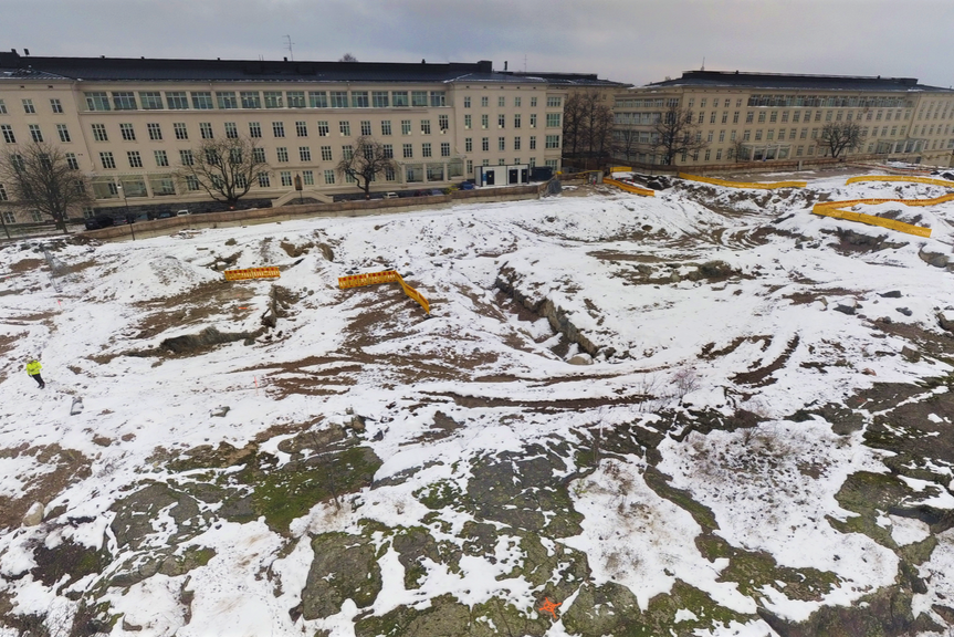 Laakson sairaala-alueen paljas maa ja vanhat rakennukset joulukuussa 2022.