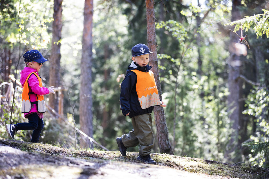 Päiväkotilapsia metsässä.