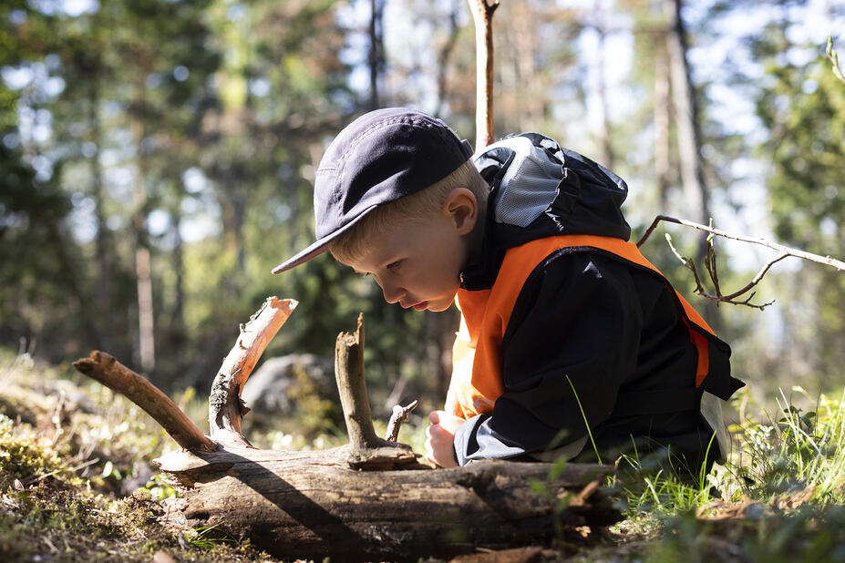 Lapsi metsässä.