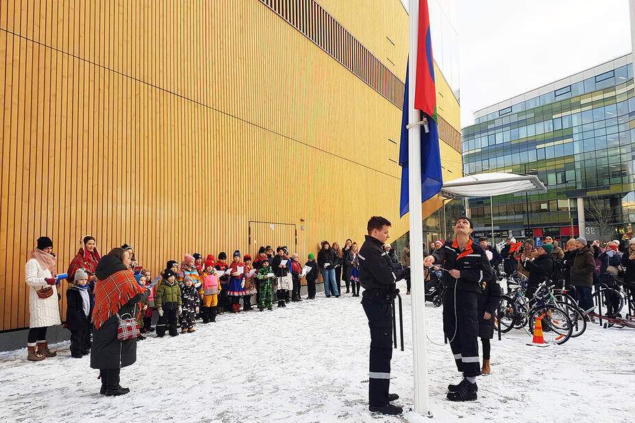 Saamen lippua nostetaan salkoon Oodin edessä