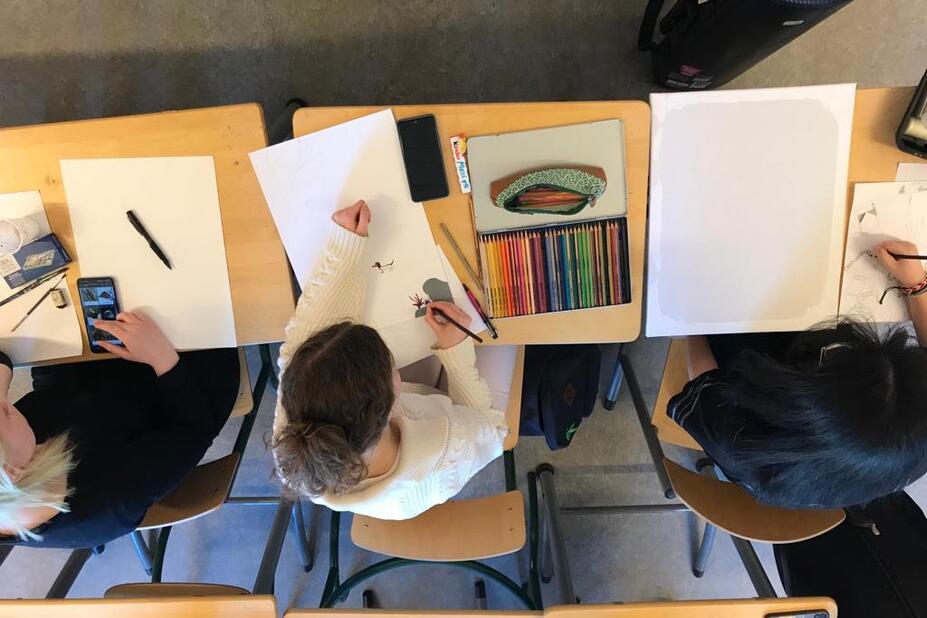 Opiskelijoita luokassa.